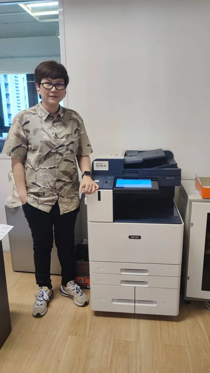 ลูกค้ายืนข้างเครื่องถ่ายเอกสาร Xerox AltaLink หลังติดตั้ง